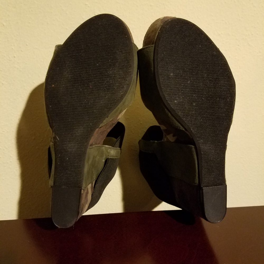 Like new Nine West Camo Colored Platform Wedges, Size 5.5 - Picture 9 of 11